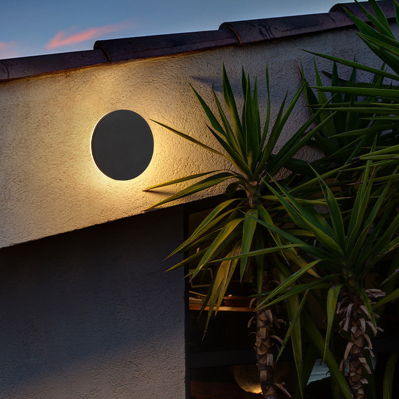 Minimalist round and square outdoor LED wall light by BROKLEN – view 4