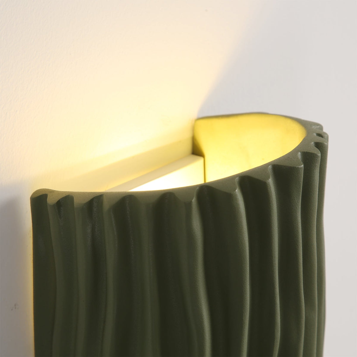 Japandi resin wall light with organic lines by BROKLEN – view 14