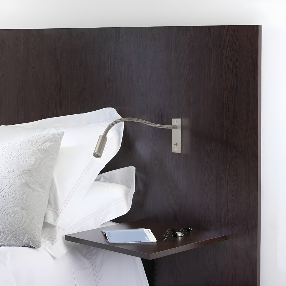 Flexible gooseneck LED reading wall light by BROKLEN – view 5