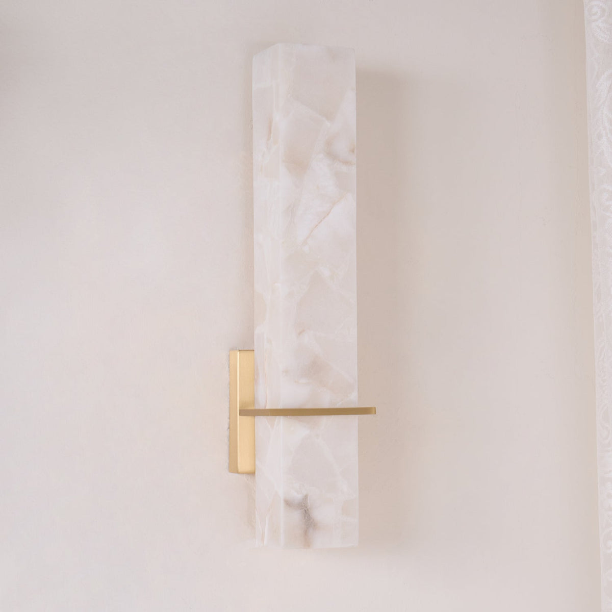 Modern rectangular alabaster LED wall light by BROKLEN – view 5