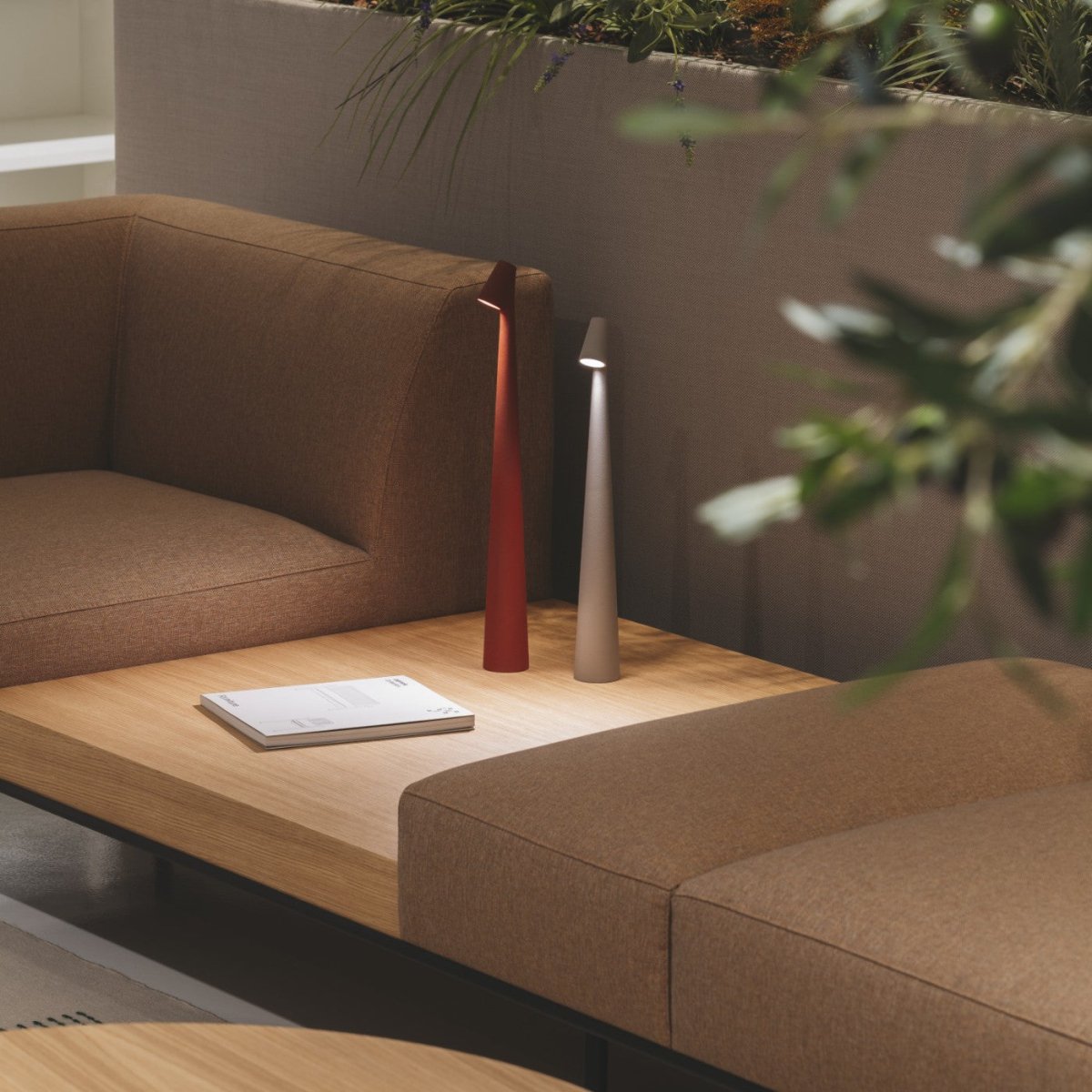 Minimalist beam LED table lamp – rechargeable cordless lamp by BROKLEN – view 5