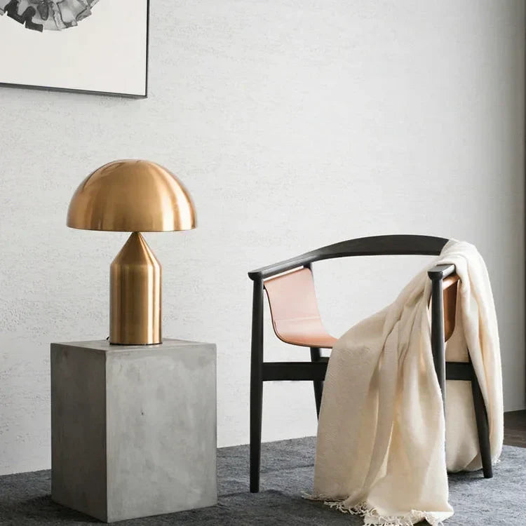 Nordic sculptural table lamp in gold and black by BROKLEN – view 3