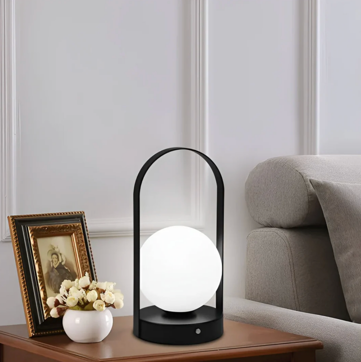 Cordless LED globe table lamp with arched metal frame by BROKLEN – view 2