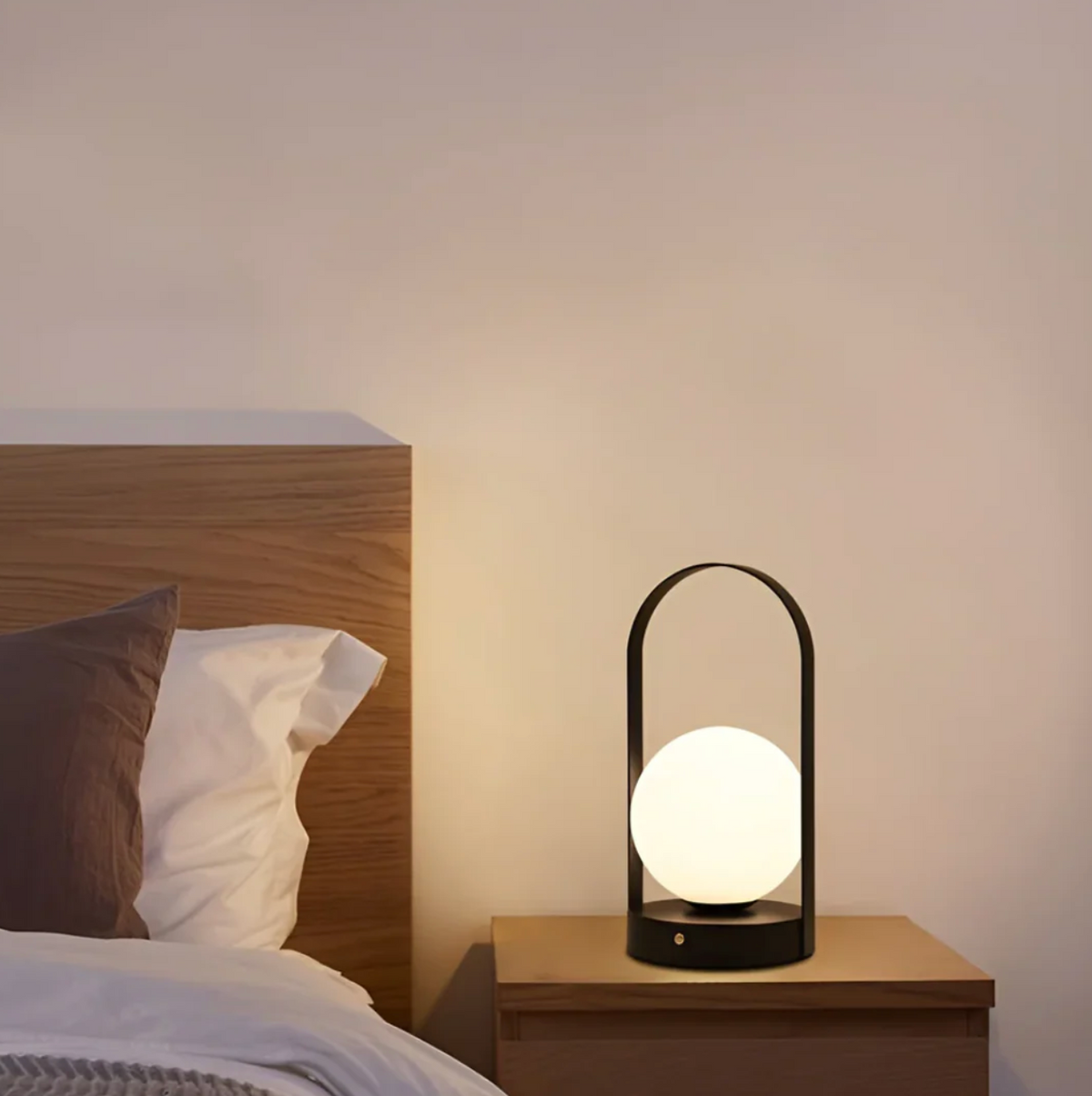 Cordless LED globe table lamp with arched metal frame by BROKLEN – view 5