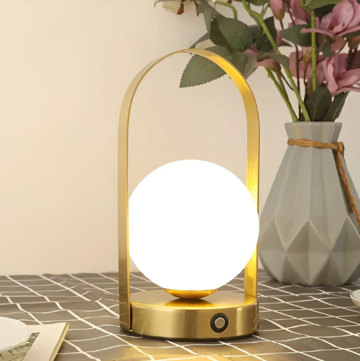 Cordless LED globe table lamp with arched metal frame by BROKLEN