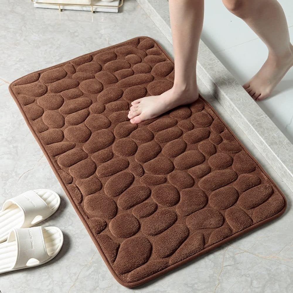 Soft plush microfibre non-slip bath mat by BROKLEN – view 5