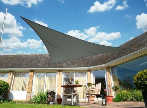 Triangle waterproof shade sail over a balcony by BROKLEN – view 5